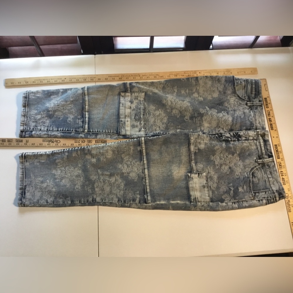 Chico’s denim crops in floral pattern. Excellent Used Condition size M/L